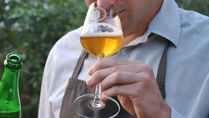 Sommelier Nico De Backer analysing the aroma of a freshly poured beer