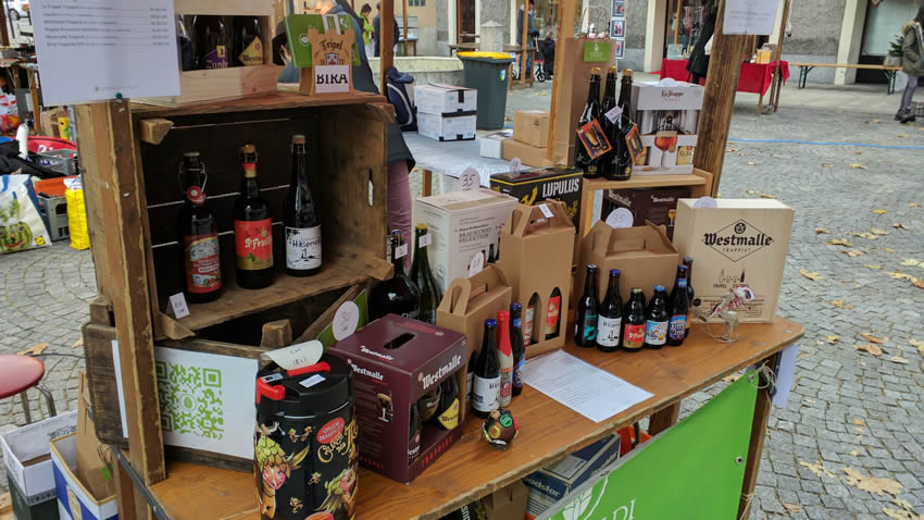 Stand tipico per Il fiore di luppolo ad un mercatino (di Natale) locale